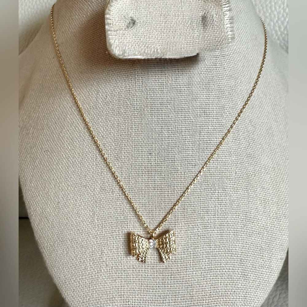 Kate Spade $79 retail Wrapped In A Bow Gold Textured Rhinestone Necklace lNEW